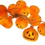 Iluminação decorativa em LED com diversos modelos de Halloween, criando um ambiente criativo, divertido e cheio de personalidade para o Dia das Bruxas.