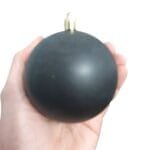 Kit com 6 bolas decorativas de Natal de 8 cm, composto por 3 bolas pretas foscas e 3 brilhantes para árvores natalinas elegantes.