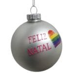 Kit com seis bolas de Natal decorativas de 8 cm na cor prata fosca, com estampa exclusiva Feliz Natal e coração LGBTQIAPN+, ideal para árvores de Natal modernas e inclusivas.