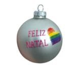 Kit com seis bolas de Natal decorativas de 8 cm na cor prata fosca, com estampa exclusiva Feliz Natal e coração LGBTQIAPN+, ideal para árvores de Natal modernas e inclusivas.