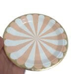 Vista frontal do conjunto com 10 pratinhos de papel descartáveis nas cores coral e branco com elegante borda dourada, ideal para festas e mesas decoradas.