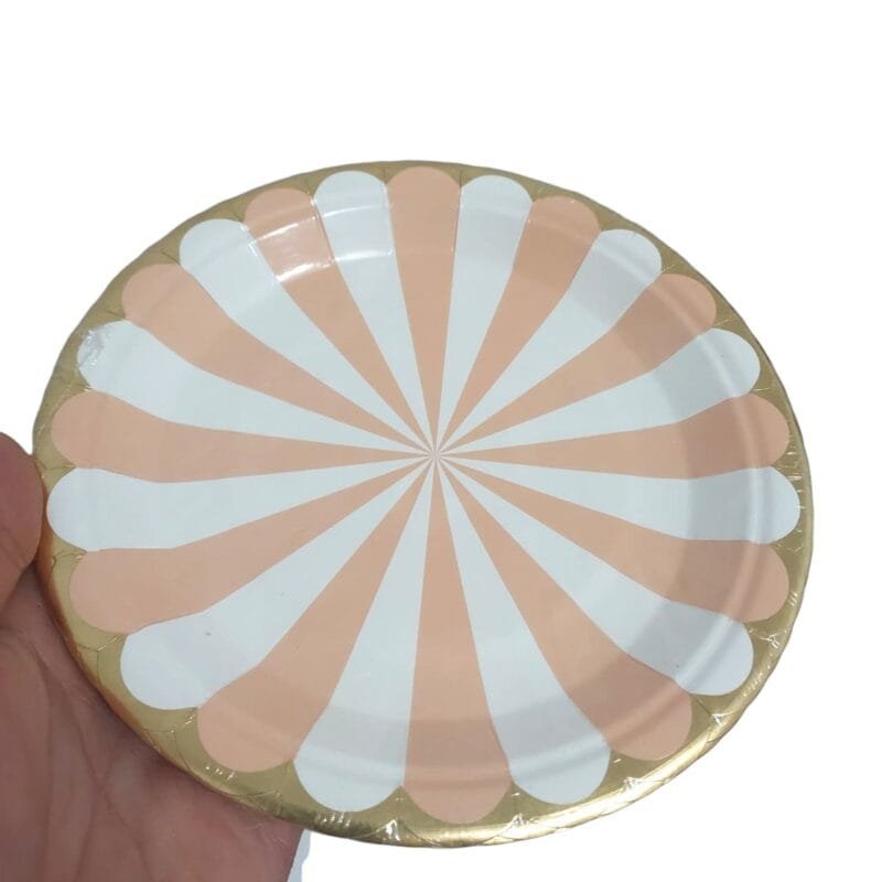Vista frontal do conjunto com 10 pratinhos de papel descartáveis nas cores coral e branco com elegante borda dourada, ideal para festas e mesas decoradas.