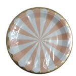 Vista frontal do conjunto com 10 pratinhos de papel descartáveis nas cores coral e branco com elegante borda dourada, ideal para festas e mesas decoradas.