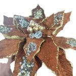 Detalhes da Flor Poinsétia Marrom com elementos dourados, champanhe e glitter, ideal para criar uma decoração natalina elegante e sofisticada.