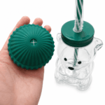 Garrafa em formato de ursinho com aproximadamente 15 cm de altura e 8 cm de largura, ideal para diferentes ocasiões.