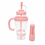 Garrafa plástica na cor rosa, com tampa, vedação de silicone, ponteira e suporte interno para mexer a bebida.