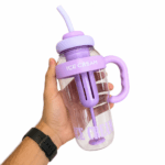 Garrafa plástica na cor lilás, com design moderno, tampa com vedação e acessórios de silicone para facilitar o uso.