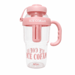 Garrafa plástica na cor rosa, com tampa, vedação de silicone, ponteira e suporte interno para mexer a bebida.