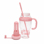 Garrafa plástica na cor rosa, com tampa, vedação de silicone, ponteira e suporte interno para mexer a bebida.