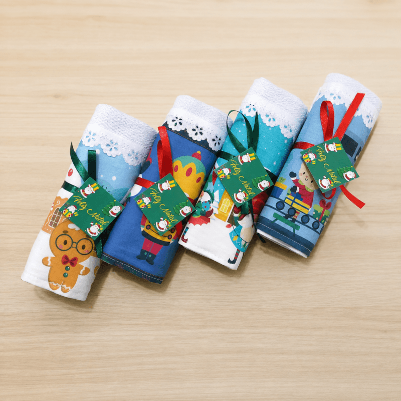 Estampas sortidas inspiradas em Papai Noel, gingerbread, quebra-nozes, árvores de Natal e outros elementos natalinos.