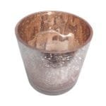 Peça de vidro rose gold com efeito craquelado, utilizada como vaso decorativo para flores e folhagens, mostrando sua versatilidade.