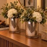 Castiçal rose gold craquelado utilizado com vela, destacando a textura do vidro e criando uma iluminação aconchegante para a decoração.