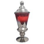 Vaso grande de vidro vermelho e prata utilizado com um arranjo natalino de flores, folhagens, pinhas e elementos decorativos, mostrando uma possibilidade de uso da peça.