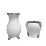 Os dois vasos aparecem em uma composição decorativa com flores e folhagens, mostrando como as diferentes alturas ajudam a criar equilíbrio visual.