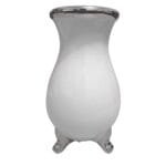 Os dois vasos aparecem em uma composição decorativa com flores e folhagens, mostrando como as diferentes alturas ajudam a criar equilíbrio visual.