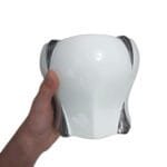 Vista aproximada dos vasos, destacando o acabamento branco, os detalhes prateados e os formatos diferenciados de cada peça.