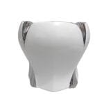 Duo de vasos em cerâmica branca com detalhes prateados, decorado com flores e folhagens para criar uma composição elegante e sofisticada.