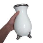 Duo de vasos em cerâmica branca com detalhes prateados, decorado com flores e folhagens para criar uma composição elegante e sofisticada.