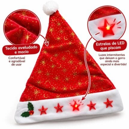 Gorro natalino vermelho confeccionado em tecido aveludado, com estampas douradas, pompom branco e estrelas de LED na faixa inferior.