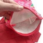 Close da parte interna da luva e do pegador, mostrando a camada acolchoada que acrescenta espessura e estrutura ao produto.