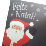 Modelo Feliz Natal com fundo preto, criando uma proposta moderna e elegante para mesas natalinas com detalhes contrastantes.