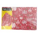 Modelo Hohoho com fundo vermelho e estampa temática de Natal, ideal para compor mesas festivas e destacar as cores tradicionais da celebração.