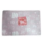 Modelo Hohoho com fundo vermelho e estampa temática de Natal, ideal para compor mesas festivas e destacar as cores tradicionais da celebração.