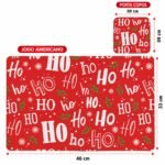 Modelo Hohoho com fundo vermelho e estampa temática de Natal, ideal para compor mesas festivas e destacar as cores tradicionais da celebração.