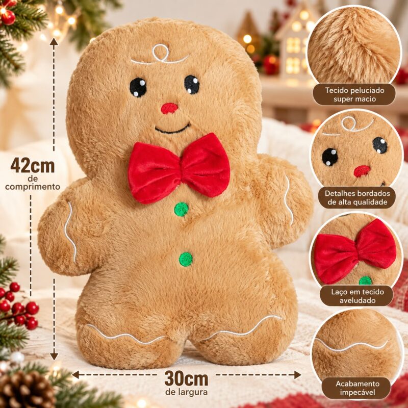 Close do rosto e do corpo da almofada Gingerbread, destacando a textura peluciada, os detalhes bordados, o laço vermelho e os elementos decorativos.