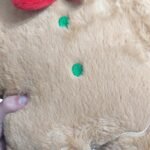 Almofadas Gingerbread menino e menina compondo uma decoração natalina aconchegante sobre um sofá, acompanhadas por elementos decorativos em vermelho e verde.