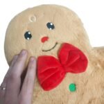 Almofada Gingerbread com indicação das medidas aproximadas de 42 cm de comprimento, 30 cm de largura e 12 cm de espessura.
