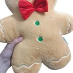 Almofada Gingerbread com indicação das medidas aproximadas de 42 cm de comprimento, 30 cm de largura e 12 cm de espessura.
