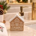 Porta sabonete líquido natalino de porcelana com tampa metálica dourada. Conheça os modelos Gingerbread, Pinheiro e Ursinho, além das outras opções temáticas disponíveis no anúncio.