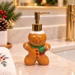 Porta sabonete líquido natalino de porcelana com tampa metálica dourada. Conheça os modelos Gingerbread, Pinheiro e Ursinho, além das outras opções temáticas disponíveis no anúncio.
