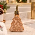 Porta sabonete líquido natalino de porcelana com tampa metálica dourada. Conheça os modelos Gingerbread, Pinheiro e Ursinho, além das outras opções temáticas disponíveis no anúncio.